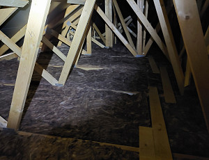 Zateplení stropu rodinného domu pomocí foukané izolace